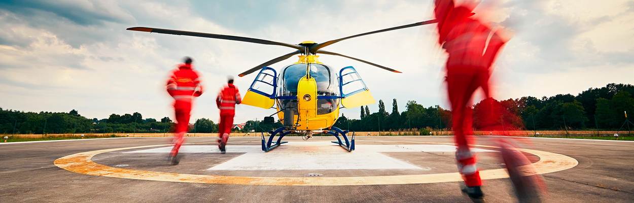 Traumahelikopter op een dak