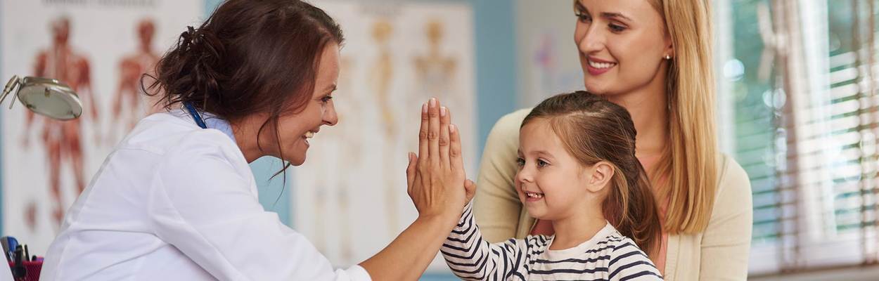 Meisje en arts geven high five