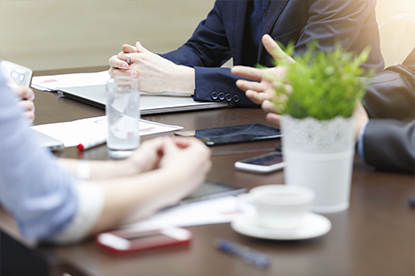 Mensen in gesprek aan een tafel