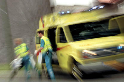 Ambulancepersoneel springt uit ambulance