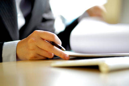Man bladert door rapport