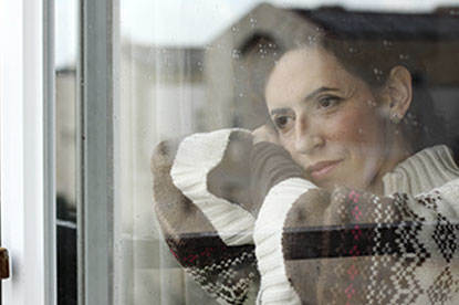 Vrouw staart uit raam