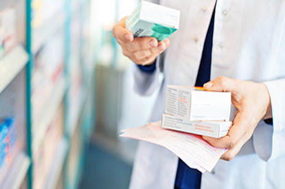 Apotheker houdt medicijnen vast