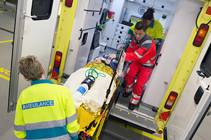 Patient wordt ambulance uitgedragen