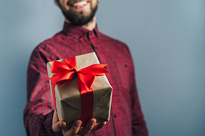 Man toont cadeau