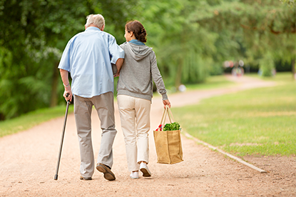 Oudere man en vrouw doen boodschappen