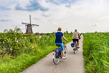 Toeristen fietsen door Hollands landschap
