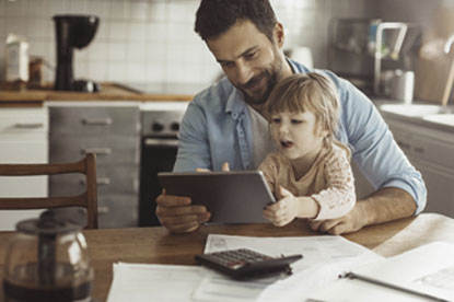 Man kijkt met kind op iPad