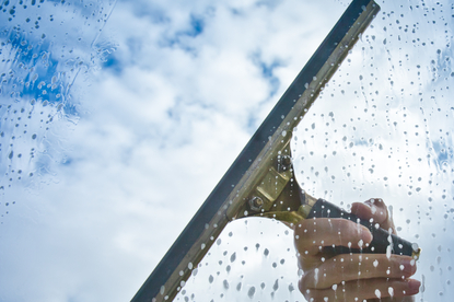 Een ruit wordt gewassen