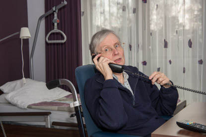 Oudere man is aan het bellen