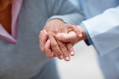Twee handen houden elkaar vast