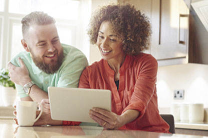 Man en vrouw kijken op iPad