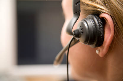 Telefoniste spreekt met iemand